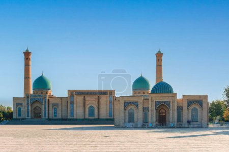 Taskent, Uzbekistán. 18 de octubre de 2019: Viev a la mezquita Hazrati Imam y a la madraza Muyi Muborak, parte del Conjunto Hazrati-Imam