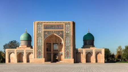 Téléchargez les photos : Tachkent, Ouzbékistan. 18 octobre 2019 : Vue de la Madrasah Barak-khan, qui fait partie de l'ensemble Hazrati Imam. - en image libre de droit