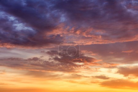 Téléchargez les photos : Feu lever du soleil ciel backgroud. Vibrant feu dramatique tons bleu, rouge et jaune. - en image libre de droit