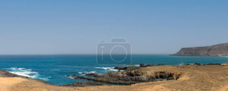 Téléchargez les photos : Rivage rocheux : Une vue panoramique sur l'océan à Boa Vista, Cap Vert. Photo de haute qualité - en image libre de droit