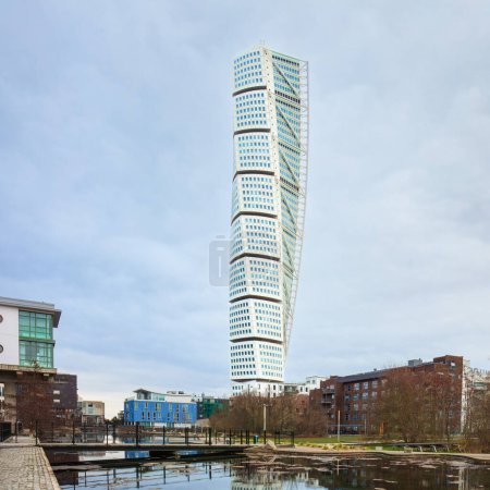 Téléchargez les photos : Tour de torse tournant domine Malmo skyline, un chef-d'œuvre de l'architecture suédoise moderne par l'eau. Concepts: innovation, design, Malmo - en image libre de droit