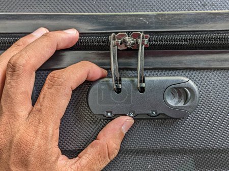 Téléchargez les photos : Homme mains déverrouiller un cadenas de code sur une valise - en image libre de droit