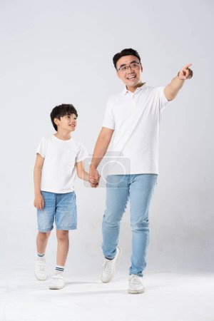 Foto de Padre e hijo imagen sobre un fondo blanco - Imagen libre de derechos