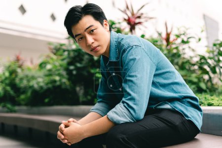Foto de Asiático guapo joven hombre en verde jardín fondo - Imagen libre de derechos
