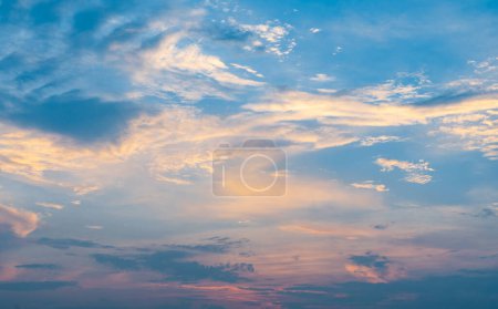 Téléchargez les photos : Lumière bleue et orange du soleil à travers les nuages dans le ciel - en image libre de droit