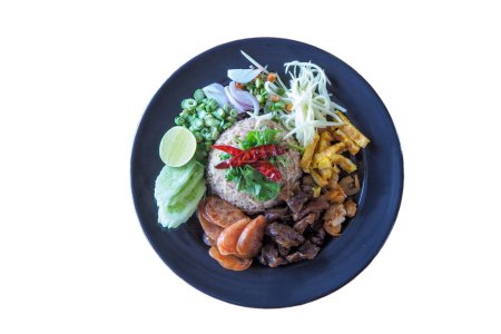 La nourriture thaïlandaise comprend du riz mélangé avec de la pâte de crevettes, des ?ufs frits et des ?ufs.