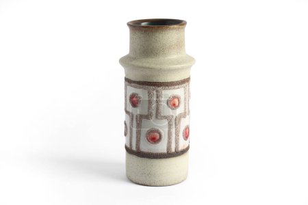 Téléchargez les photos : Vase vintage du milieu du siècle isolé sur fond blanc. - en image libre de droit