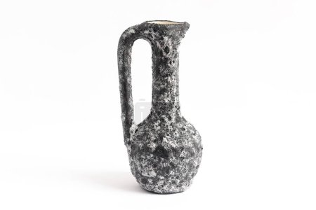 Téléchargez les photos : Vase vintage du milieu du siècle isolé sur fond blanc. - en image libre de droit