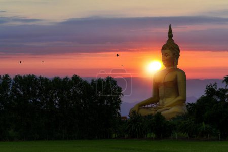 Foto de Gran estatua dorada de Buda en Wat Muang, provincia de Ang Thong, Tailandia, sobre un telón de fondo al atardecer o al amanecer. - Imagen libre de derechos