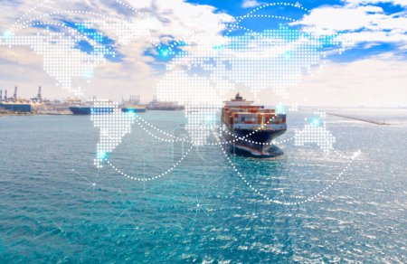 Ein großes Containerschiff bewegt sich unter klarem Himmel durch glitzerndes blaues Wasser und symbolisiert globalen Handel und Transport, verschwommen im Hintergrund, Kopierraum für Text