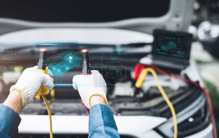 Techniker führt fortschrittliche Diagnosen am Batteriesystem eines Elektrofahrzeugs mit erweiterter Realität durch