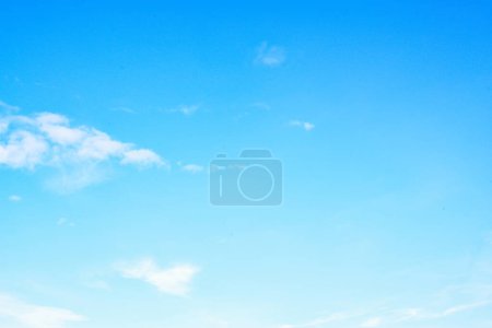 Weiträumiger blauer Himmel mit zarten Wolken, die ein Gefühl von Ruhe und Gelassenheit vermitteln