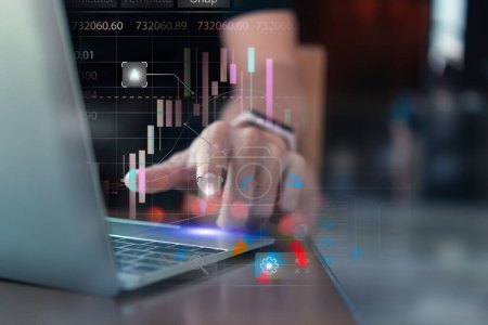 Profesional de negocios analizando datos financieros complejos y tendencias bursátiles en un portátil, representado con superposiciones digitales.