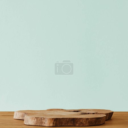 Téléchargez les photos : Tranche en bois sur table en bois et espace de copie - en image libre de droit