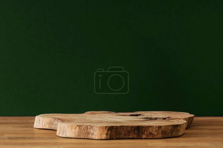 Foto de Soporte de madera sobre mesa de madera con espacio de copia de fondo - Imagen libre de derechos