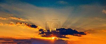 Téléchargez les photos : Véritable lever ou coucher de soleil panoramique étonnant ciel avec des nuages colorés douceurs.Skyline vue de dessus Ciel soir coucher de soleil et le lever du soleil matin.Nature Fonds - en image libre de droit