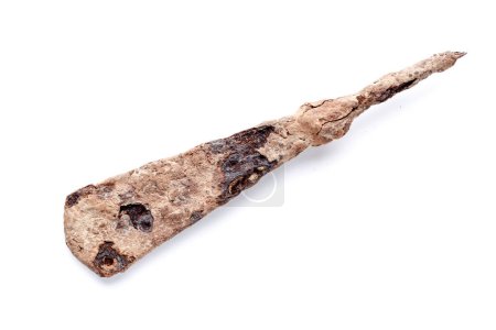 cabeza de lanza antigua, puntas de flecha oxidadas, artefactos vikingos, Viking Age.isolated sobre fondo blanco