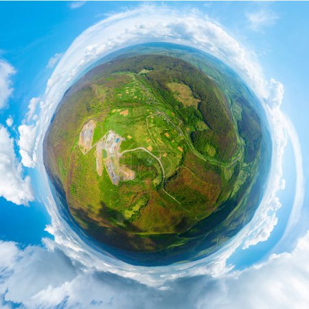 Karpaten der Ukraine, ein Steinbruch, in dem Granitsandstein für die Produktion von Baumaterialien abgebaut wird, leistungsstarke LKWs und Förderbänder laden Kies - Video aus einer Drohne Spherical 360 panorama