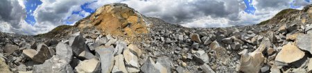 Karpaten der Ukraine, ein Steinbruch, in dem Granitsandstein für die Produktion von Baumaterialien abgebaut wird, leistungsstarke LKWs und Förderbänder laden Kies - Video von einer Drohne