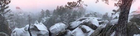 Dovbush rocas en invierno en Bubnyshche, Cárpatos, Ucrania, Europa. Enormes gigantes de piedra se levantan en el bosque de haya transparente nevado, las vistas panorámicas son únicas sin hojas