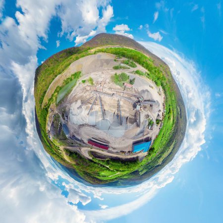 Karpaten der Ukraine, ein Steinbruch, in dem Granitsandstein für die Produktion von Baumaterialien abgebaut wird, leistungsstarke LKWs und Förderbänder laden Kies - Video aus einer Drohne Spherical 360 panorama