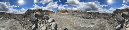 Karpaten der Ukraine, ein Steinbruch, in dem Granitsandstein für die Produktion von Baumaterialien abgebaut wird, leistungsstarke LKWs und Förderbänder laden Kies - Video von einer Drohne