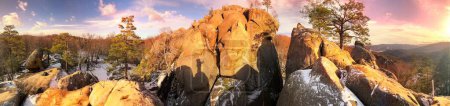 Taubenbusch-Felsen im Winter in Bubnyshche, Karpaten, Ukraine, Europa. Riesige Steinriesen erheben sich im schneebedeckten, transparenten Buchenwald, Rundumblick ohne Blätter einzigartig