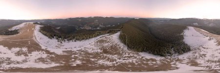 Auf einer Alm in den Karpaten, Ukraine, im Winter, Schafspfade im Schnee, Hirtenhäuser auf dem Berg sind gut sichtbar, die Morgenwolken ziehen schnell vorbei