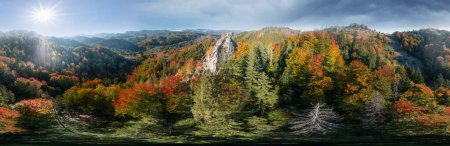 La crête de Sokilsky dans les Carpates est particulièrement belle en automne. ses falaises anciennes au milieu des forêts de hêtres et de bouleaux fascinent par la vue d'un oiseau