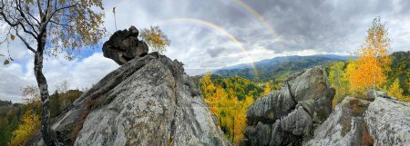La crête de Sokilsky dans les Carpates est particulièrement belle en automne. ses falaises anciennes au milieu des forêts de hêtres et de bouleaux fascinent par la vue d'un oiseau