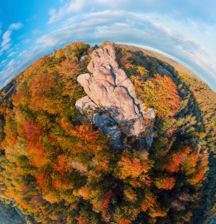 La cresta de Sokilsky en los Cárpatos es especialmente hermosa en otoño. sus antiguos acantilados entre bosques de haya y abedul son fascinantes desde la vista de un pájaro 360 panorama circular