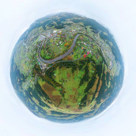 Aus der Vogelperspektive überfliegt eine Drohne im Herbst die Karpaten, das Bergdorf Werchowina in der Ukraine. Buchen- und Nadelwälder, Häuser, Straßen und ein Fluss im Tal 360 Rundblick