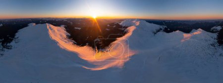 Carpates, Ukraine, ancien observatoire polonais de haute montagne sur le mont Pip Ivan, Montagne Noire envahie de glace et de neige pendant l'hiver, un groupe de sauveteurs de montagne vivent à l'intérieur d'un vol de drone, vue panoramique d'en haut