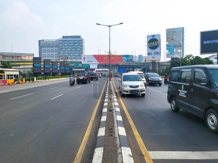 Téléchargez les photos : Bekasi, Indonésie - 12 mars 2023 : Des véhicules passent sur la rue A. Yani, ville de Bekasi dans la matinée - en image libre de droit