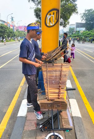 Téléchargez les photos : Bekasi, Indonésie - 12 mars 2023 : Angklung (instrument de musique traditionnel javanais occidental) représentation lors d'une journée sans voiture à Bekasi - en image libre de droit