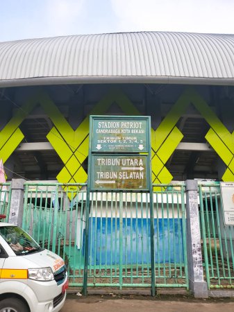 Téléchargez les photos : Bekasi, Indonésie - 12 mars 2023 : L'atmosphère à l'extérieur du stade Patriot Candrabhaga, ville de Bekasi pendant la journée sans voiture - en image libre de droit