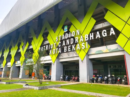 Foto de Bekasi, Indonesia - 12 de marzo de 2023: El ambiente fuera del Patriot Candrabhaga Stadium, ciudad de Bekasi durante el evento de día libre de coches - Imagen libre de derechos