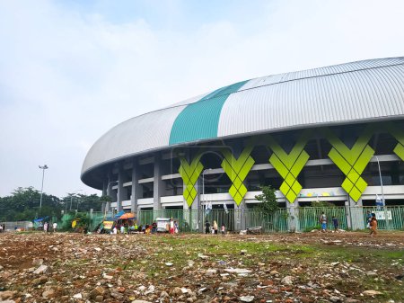 Foto de Bekasi, Indonesia - 12 de marzo de 2023: El ambiente fuera del Patriot Candrabhaga Stadium, ciudad de Bekasi durante el evento de día libre de coches - Imagen libre de derechos