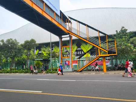 Téléchargez les photos : Bekasi, Indonésie - 12 mars 2023 : Passage du pont au stade patriote candrabhaga, ville de Bekasi - en image libre de droit