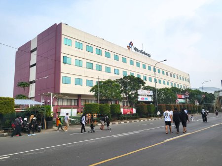 Téléchargez les photos : Bekasi, Indonésie - 12 mars 2023 : L'hôpital Mitra Keluarga est l'un des plus grands hôpitaux de la ville de Bekasi - en image libre de droit