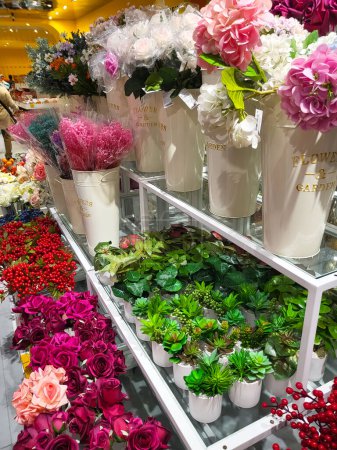 Téléchargez les photos : Différents types de plantes ornementales sont sur le support de vente dans un magasin à Summarecon centre commercial Bekasi - en image libre de droit