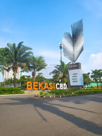 Téléchargez les photos : Bekasi, Indonésie Mars, 12 2023 Vue sur le lac dans le quartier central des affaires de BCBD Bekasi de Summarecon Bekasi, avec des bâtiments et un ciel bleu en arrière-plan - en image libre de droit
