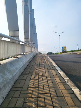 Téléchargez les photos : Bekasi, Indonésie - 12 mars 2023 : Pont vers le quartier central des affaires de Bekasi Summarecon Bekasi, immeuble d'appartements et ciel bleu en arrière-plan - en image libre de droit
