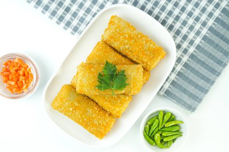 Téléchargez les photos : Risoles de légumes, en Indonésie connu sous le nom Risoles sayur. C'est comme une petite croquette remplie de carotte, roulée dans de la chapelure puis frite dans une assiette sur fond blanc. Vue du dessus plat lay - en image libre de droit