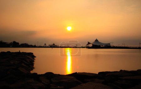 Téléchargez les photos : Ancol plage jetée silhouette et coucher de soleil en arrière-plan - en image libre de droit