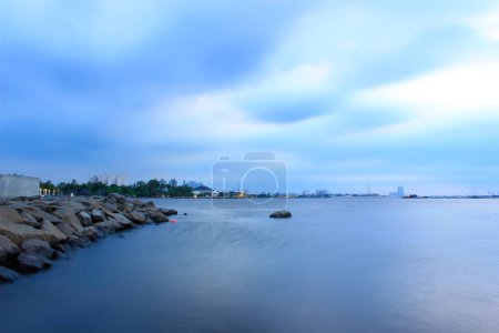 Téléchargez les photos : Vue sur la plage d'Ancol avec un ciel nuageux dans l'après-midi - en image libre de droit