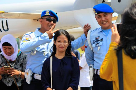 Téléchargez les photos : Jakarta, Indonésie - 17 août 2022 : Deux militaires prennent des photos avec le public - en image libre de droit