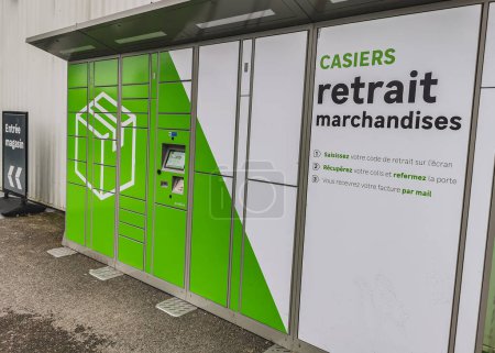 Foto de Valence, France - 14 January 2023 : Leroy Merlin merchandise withdrawal lockers. Locker Delivery Store boxes for self-service delivery - Imagen libre de derechos