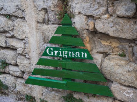 Téléchargez les photos : Green wooden Christmas tree, Christmas decoration on the street in Grignan. Stone background - en image libre de droit