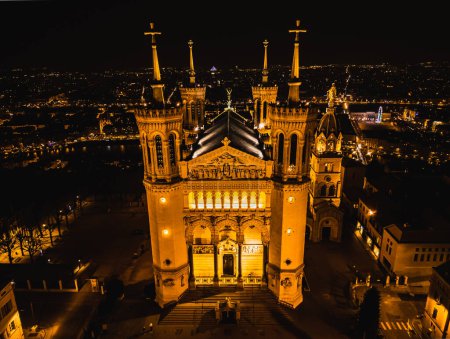 Téléchargez les photos : Vue aérienne panoramique de nuit de la Basilique Notre Dame de Fourvière illuminée Lyon - en image libre de droit